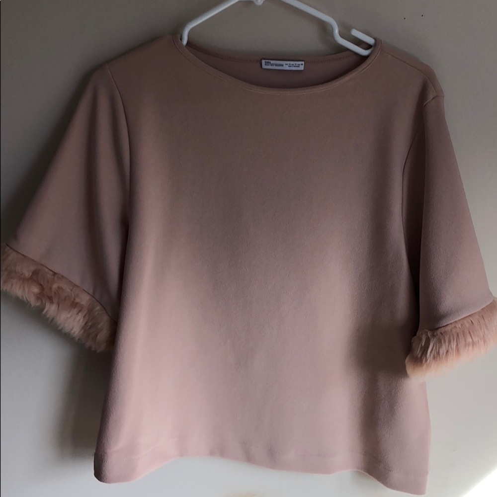 Short sleeve top with fur sleeves